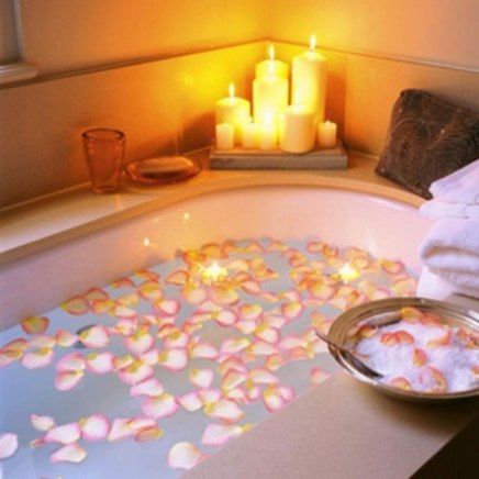 suprising-valentines-day-bathroom-design-with-flower-on-bathtub-and-candles-on-the-corner
